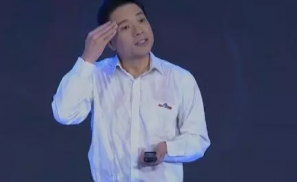 快讯|李彦宏在百度AI开发者大会现场被台下观众泼水